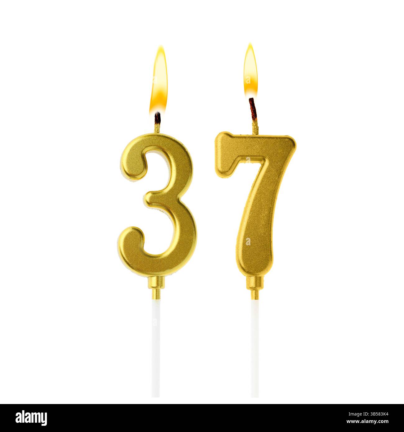 Brennende goldene Kuchenkerzen, die Nummer 37 auf weißem Hintergrund bilden. Festliche Dekoration zum Geburtstag oder zu einem anderen besonderen Datum Stockfoto