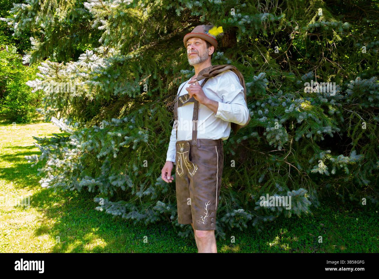 Abendfüllendes Porträt eines Mannes im Kostüm für das Oktoberfest in der Natur Stockfoto