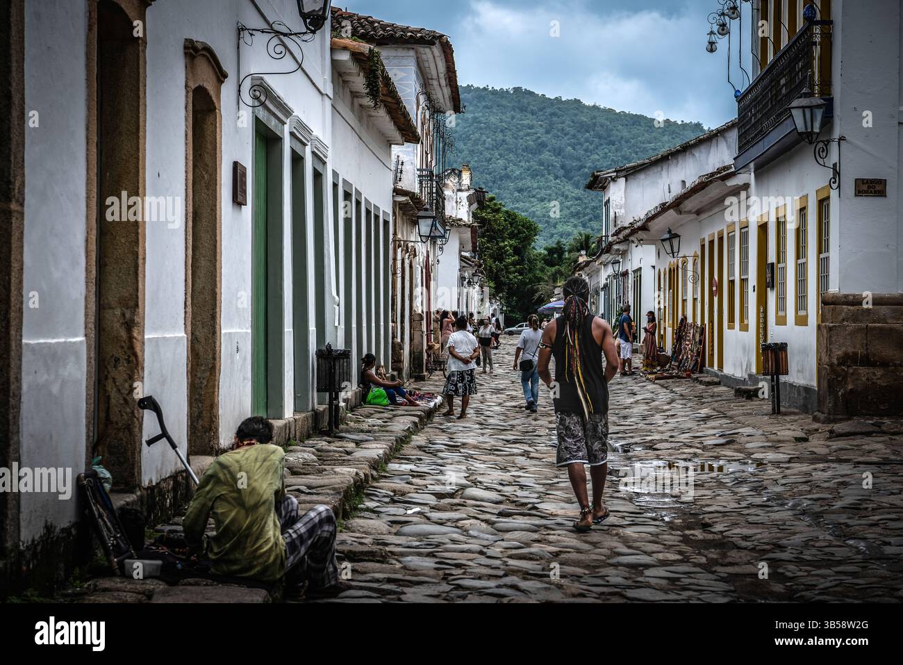 Kopfsteinpflasterstraße mit Einheimischen und Touristen in Paraty Historic Center - Paraty, Rio de Janeiro, Brasilien Stockfoto