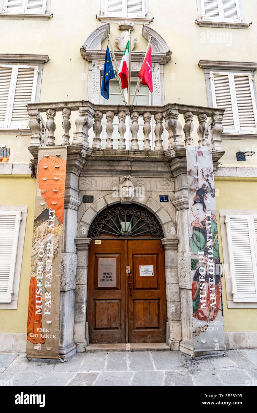 Der Eingang des Museums für fernöstliche Kunst, untergebracht im Palazzetto dei Leo, mit einer Sammlung japanischer und chinesischer Kunstwerke, Triest, Italien Stockfoto