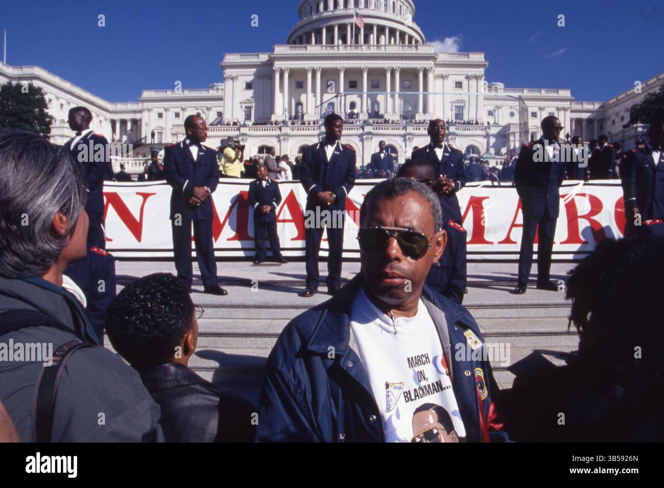 16. Oktober 1995 Washington DC: Während des Millionen-Mann-Marsches standen Männer vor dem US-Kapitolgebäude auf. Louis Farrakhan, der Anführer (ab 1978) der Nation of Islam (NOI), einer afroamerikanischen Bewegung, die Elemente des Islam mit schwarzem Nationalismus kombinierte, organisierte und führte den Millionenmarsch in das Kapitol in Washington D.C. (Bild: © Kevin McKiernan/ZUMA Press Wire) Stockfoto
