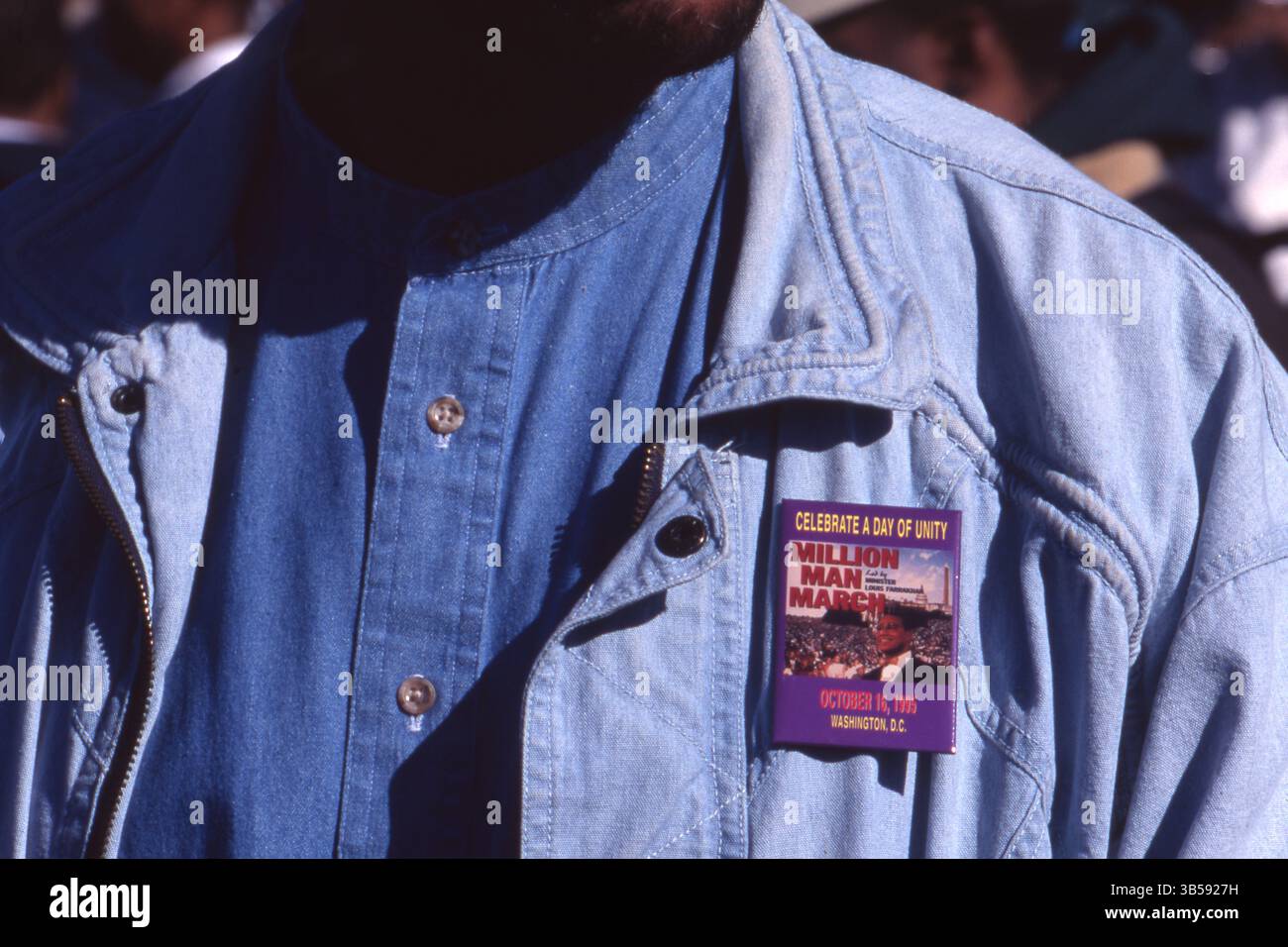16. Oktober 1995 Washington DC: Mann vor dem Gebäude des Kapitols trägt einen Millionen Mann Marsch Patch auf Hemd. Louis Farrakhan, der Anführer (ab 1978) der Nation of Islam (NOI), einer afroamerikanischen Bewegung, die Elemente des Islam mit schwarzem Nationalismus kombinierte, organisierte und führte den Millionenmarsch in das Kapitol in Washington D.C. (Bild: © Kevin McKiernan/ZUMA Press Wire) Stockfoto
