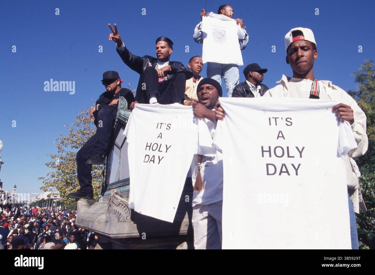16. Oktober 1995 Washington DC: Männer vor dem Gebäude des Kapitols während eines Millionen-Mann-Marschs mit den Trikots „es ist ein Heiliger Tag“. Louis Farrakhan, der Anführer (ab 1978) der Nation of Islam (NOI), einer afroamerikanischen Bewegung, die Elemente des Islam mit schwarzem Nationalismus kombinierte, organisierte und führte den Millionenmarsch in die Hauptstadt in Washington D.C. (Credit Image: © Kevin McKiernan/ZUMA Press Wire) Stockfoto