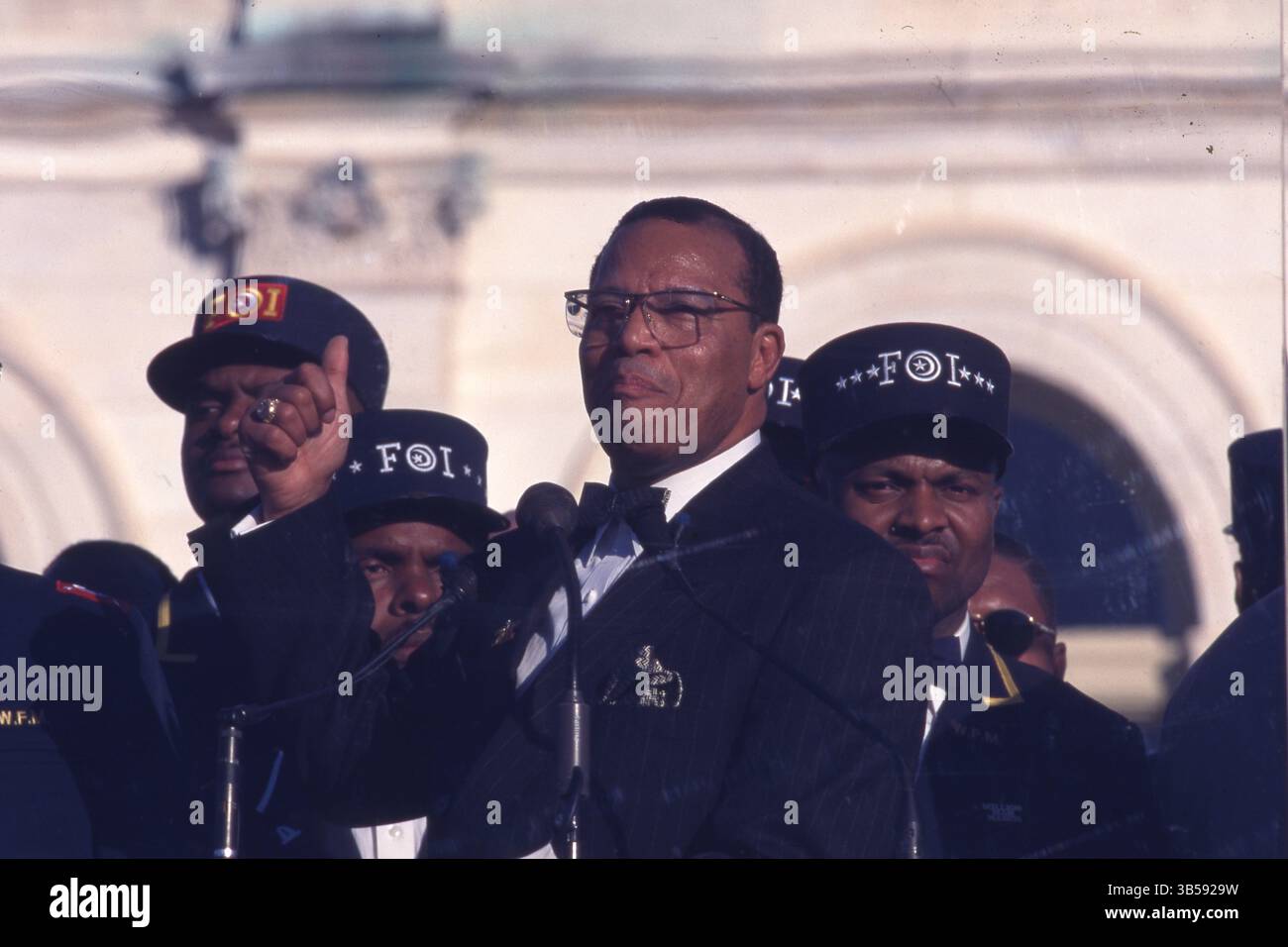 16. Oktober 1995 Washington DC: LOUIS FARRAKHAN, der während eines Millionen-Mann-Marschs im Kapitol der USA spricht, steht neben ihm mit Männern, die FOI-Hüte tragen (Fruit of Islam, der Sicherheits- und Disziplinarflügel der Nation of Islam). Louis Farrakhan, der Anführer (ab 1978) der Nation of Islam (NOI), einer afroamerikanischen Bewegung, die Elemente des Islam mit schwarzem Nationalismus kombinierte, organisierte und führte den Millionenmarsch in die Hauptstadt. (Bild: © Kevin McKiernan/ZUMA Press Wire) Stockfoto