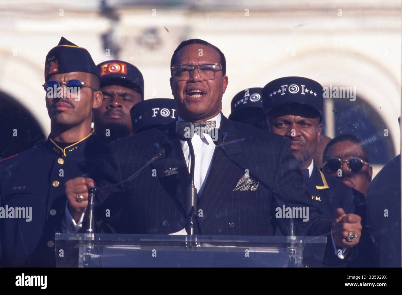 16. Oktober 1995 Washington DC: LOUIS FARRAKHAN, der während eines Millionen-Mann-Marschs im Kapitol der USA spricht, steht neben ihm mit Männern, die FOI-Hüte tragen (Fruit of Islam, der Sicherheits- und Disziplinarflügel der Nation of Islam). Louis Farrakhan, der Anführer (ab 1978) der Nation of Islam (NOI), einer afroamerikanischen Bewegung, die Elemente des Islam mit schwarzem Nationalismus kombinierte, organisierte und führte den Millionenmarsch in die Hauptstadt. (Bild: © Kevin McKiernan/ZUMA Press Wire) Stockfoto