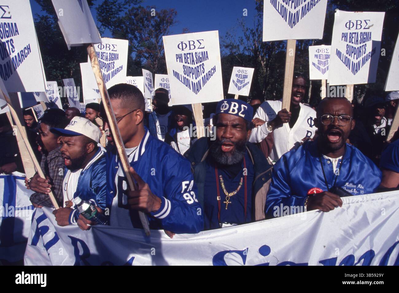 16. Oktober 1995 Washington DC: Männer mit Schildern, die den Millionen-Mann-Marsch am US-Kapitolgebäude unterstützen Louis Farrakhan, der Führer (ab 1978) der Nation of Islam (NOI), einer afroamerikanischen Bewegung, die Elemente des Islam mit schwarzem Nationalismus verband, organisierte und führte den Millionen-Mann-Marsch in das Kapitol in Washington D.C. (Bild: © Kevin McKiernan/ZUMA Press Wire) Stockfoto