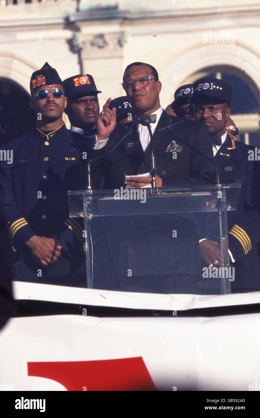 16. Oktober 1995 Washington DC: LOUIS FARRAKHAN, der während eines Millionen-Mann-Marschs im Kapitol der USA spricht, steht neben ihm mit Männern, die FOI-Hüte tragen (Fruit of Islam, der Sicherheits- und Disziplinarflügel der Nation of Islam). Louis Farrakhan, der Anführer (ab 1978) der Nation of Islam (NOI), einer afroamerikanischen Bewegung, die Elemente des Islam mit schwarzem Nationalismus kombinierte, organisierte und führte den Millionenmarsch in die Hauptstadt. (Bild: © Kevin McKiernan/ZUMA Press Wire) Stockfoto