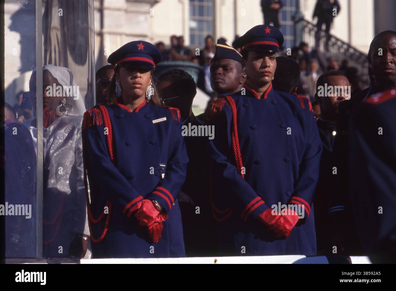 16. Oktober 1995 Washington DC: Frauen stehen vor dem Kapitolgebäude der USA während des Marsches von Millionen Mann. Louis Farrakhan, der Anführer (ab 1978) der Nation of Islam (NOI), einer afroamerikanischen Bewegung, die Elemente des Islam mit schwarzem Nationalismus kombinierte und den Millionen-Mann-Marsch in das Kapitol in Washington D.C. führte (Bild: © Kevin McKiernan/ZUMA Press Wire) Stockfoto