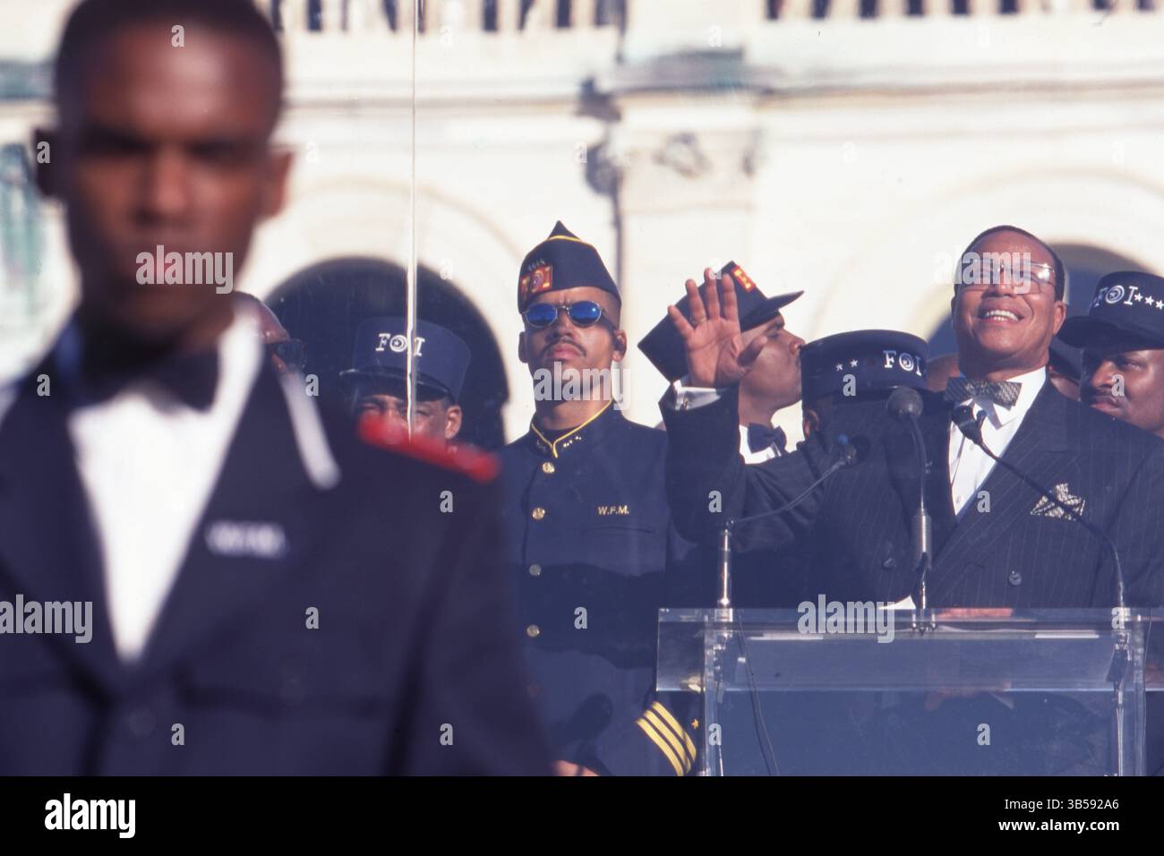 16. Oktober 1995 Washington DC: LOUIS FARRAKHAN, der während eines Millionen-Mann-Marschs im Kapitol der USA spricht, steht neben ihm mit Männern, die FOI-Hüte tragen (Fruit of Islam, der Sicherheits- und Disziplinarflügel der Nation of Islam). Louis Farrakhan, der Anführer (ab 1978) der Nation of Islam (NOI), einer afroamerikanischen Bewegung, die Elemente des Islam mit schwarzem Nationalismus kombinierte, organisierte und führte den Millionenmarsch in die Hauptstadt. (Bild: © Kevin McKiernan/ZUMA Press Wire) Stockfoto