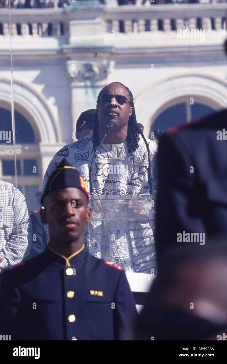 16. Oktober 1995 Washington DC: STEVIE WONDER singt vor dem US Capitol während des Millionen-Mann-Marsches. Louis Farrakhan, der Anführer (ab 1978) der Nation of Islam (NOI), einer afroamerikanischen Bewegung, die Elemente des Islam mit schwarzem Nationalismus kombinierte, organisierte und führte den Millionenmarsch in das Kapitol in Washington D.C. (Bild: © Kevin McKiernan/ZUMA Press Wire) Stockfoto