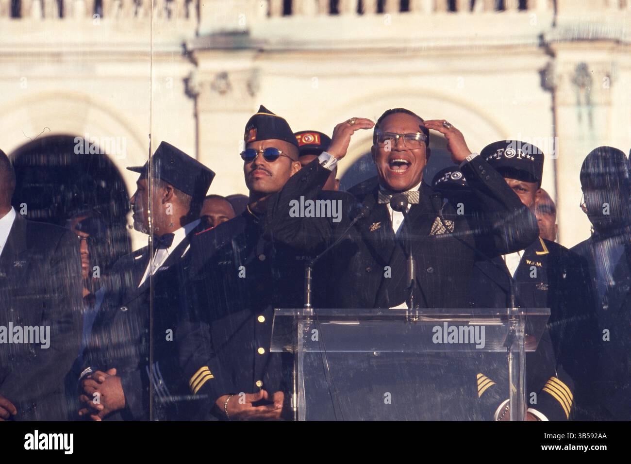 16. Oktober 1995 Washington DC: LOUIS FARRAKHAN, der während eines Millionen-Mann-Marschs im Kapitol der USA spricht, steht neben ihm mit Männern, die FOI-Hüte tragen (Fruit of Islam, der Sicherheits- und Disziplinarflügel der Nation of Islam). Louis Farrakhan, der Anführer (ab 1978) der Nation of Islam (NOI), einer afroamerikanischen Bewegung, die Elemente des Islam mit schwarzem Nationalismus kombinierte, organisierte und führte den Millionenmarsch in die Hauptstadt. (Bild: © Kevin McKiernan/ZUMA Press Wire) Stockfoto