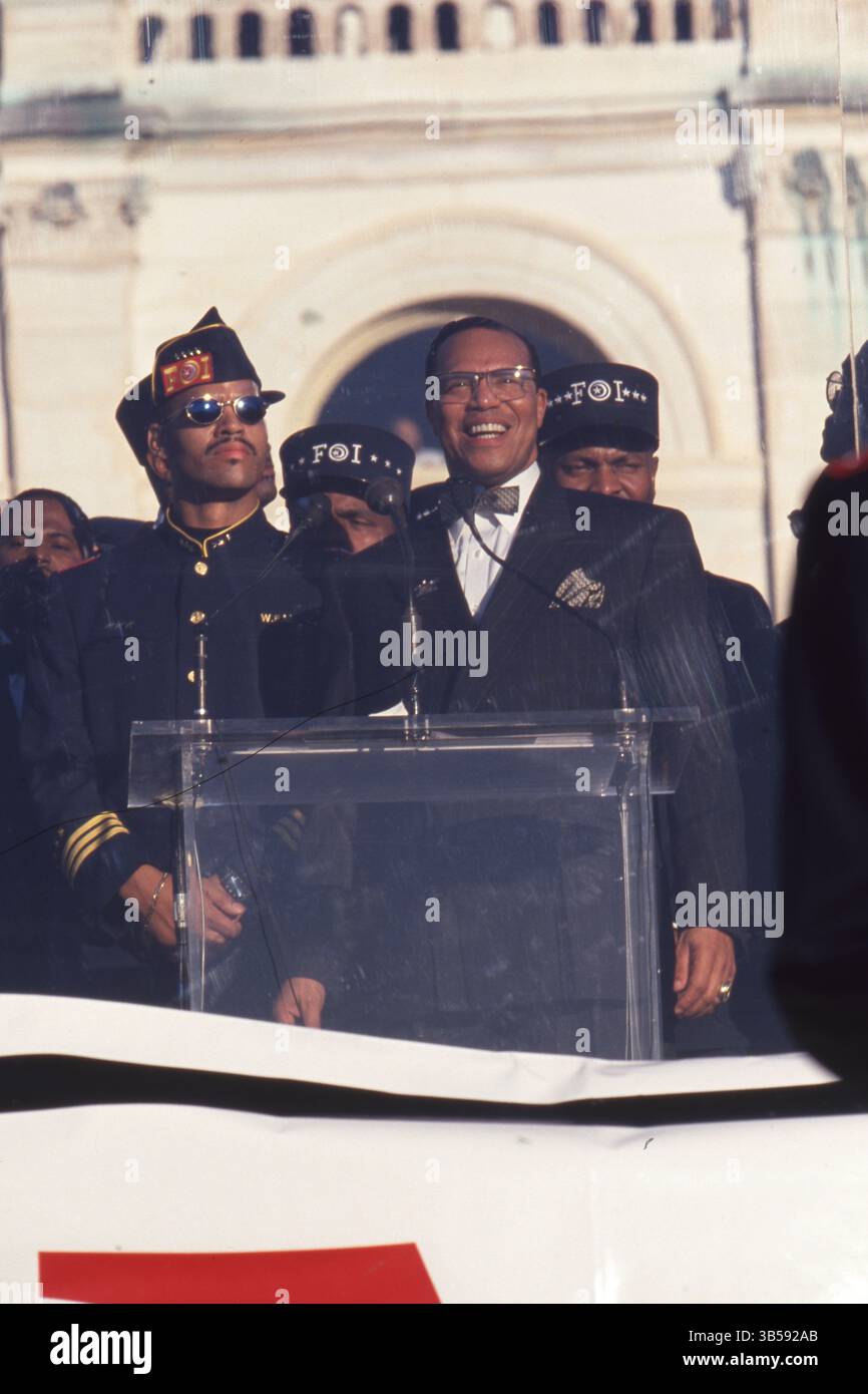 16. Oktober 1995 Washington DC: LOUIS FARRAKHAN, der während eines Millionen-Mann-Marschs im Kapitol der USA spricht, steht neben ihm mit Männern, die FOI-Hüte tragen (Fruit of Islam, der Sicherheits- und Disziplinarflügel der Nation of Islam). Louis Farrakhan, der Anführer (ab 1978) der Nation of Islam (NOI), einer afroamerikanischen Bewegung, die Elemente des Islam mit schwarzem Nationalismus kombinierte, organisierte und führte den Millionenmarsch in die Hauptstadt. (Bild: © Kevin McKiernan/ZUMA Press Wire) Stockfoto