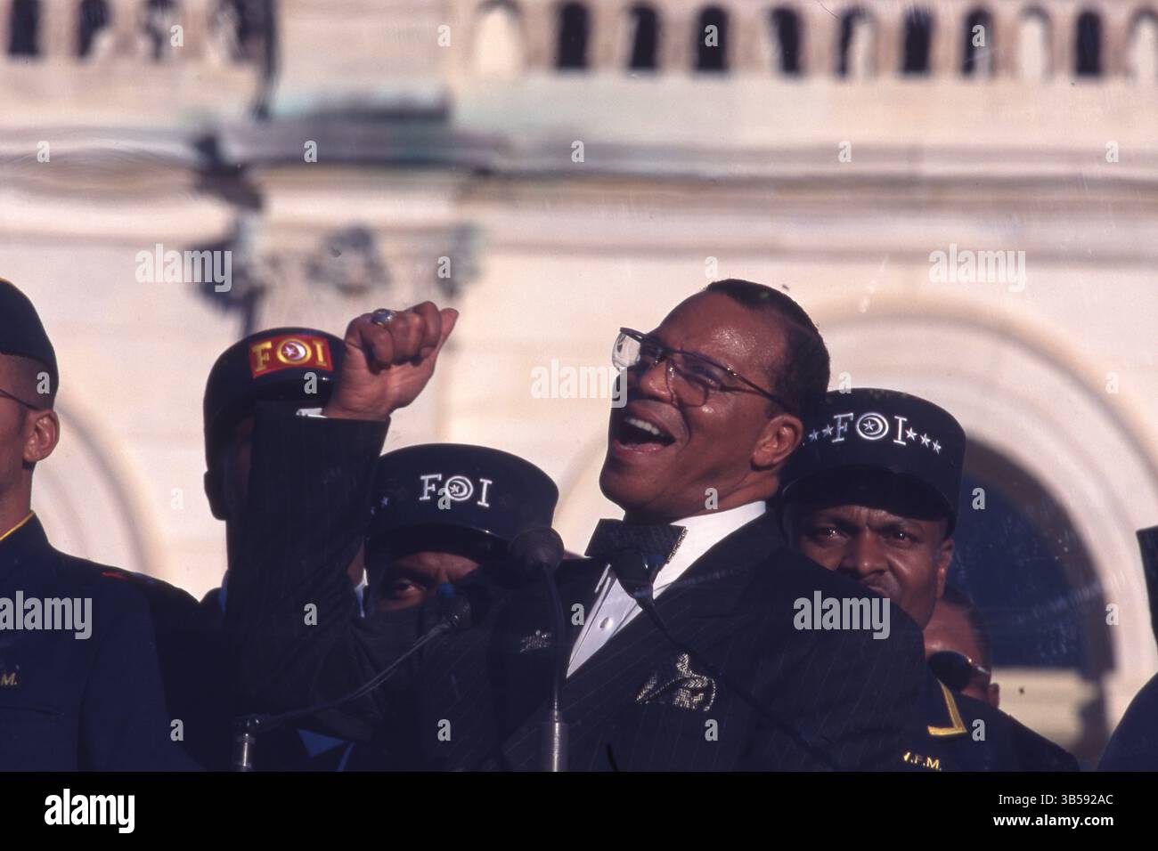 16. Oktober 1995 Washington DC: LOUIS FARRAKHAN, der während eines Millionen-Mann-Marschs im Kapitol der USA spricht, steht neben ihm mit Männern, die FOI-Hüte tragen (Fruit of Islam, der Sicherheits- und Disziplinarflügel der Nation of Islam). Louis Farrakhan, der Anführer (ab 1978) der Nation of Islam (NOI), einer afroamerikanischen Bewegung, die Elemente des Islam mit schwarzem Nationalismus kombinierte, organisierte und führte den Millionenmarsch in die Hauptstadt. (Bild: © Kevin McKiernan/ZUMA Press Wire) Stockfoto