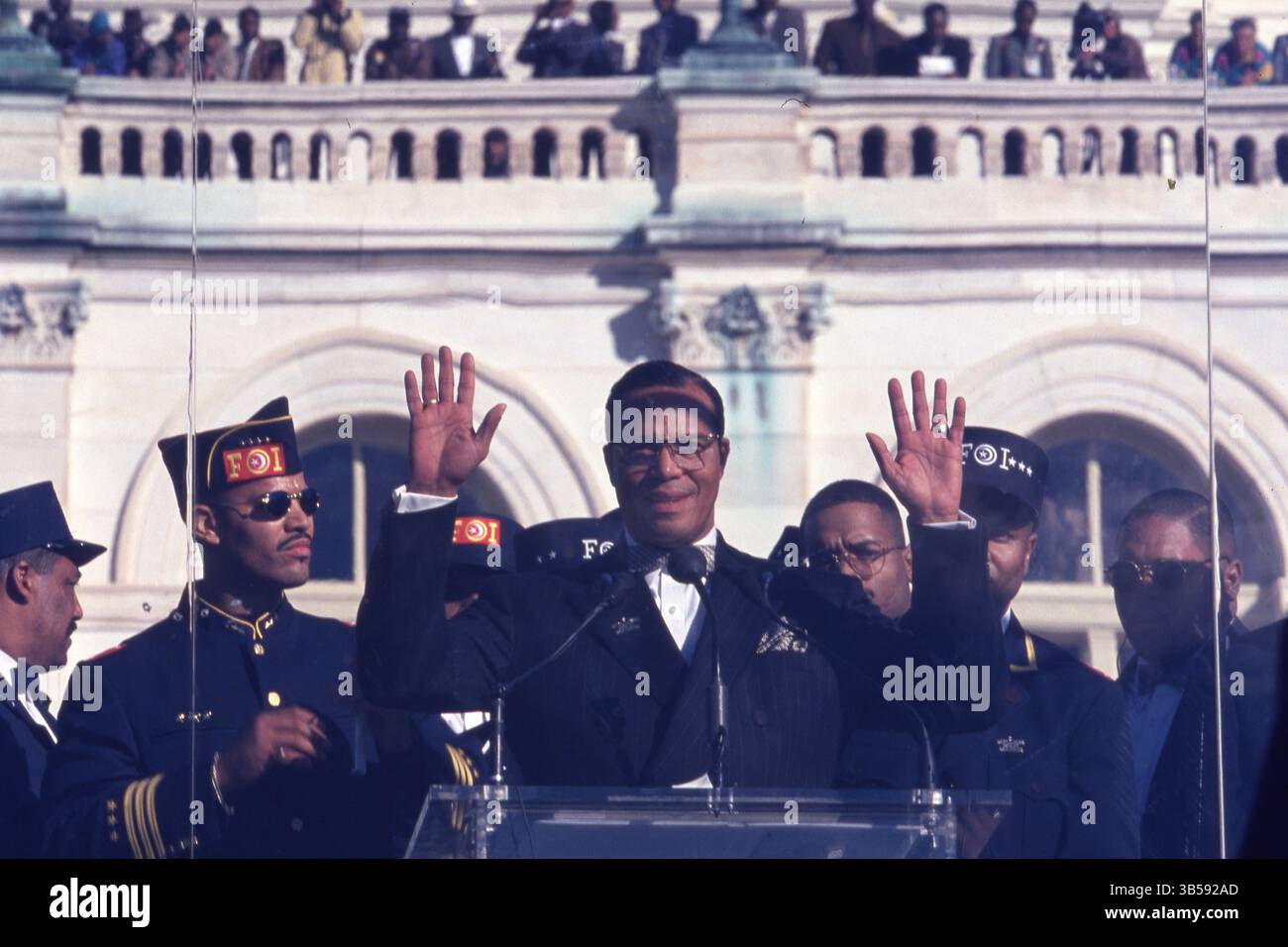 16. Oktober 1995, Washington, District of Columbia, USA: LOUIS FARRAKHAN spricht während eines Millionen-Mann-Marsches im Kapitol der USA mit Männern, die FOI (Fruit of Islam, der Sicherheits- und Disziplinarflügel der Nation of Islam) Hüte tragen, stehen neben ihm. LOUIS FARRAKHAN, der Anführer (ab 1978) der Nation of Islam (NOI), einer afroamerikanischen Bewegung, die Elemente des Islam mit schwarzem Nationalismus kombinierte, organisierte und führte den Millionenmarsch in die Hauptstadt. (Foto: © Kevin McKiernan/ZUMA Press Wire). Stockfoto