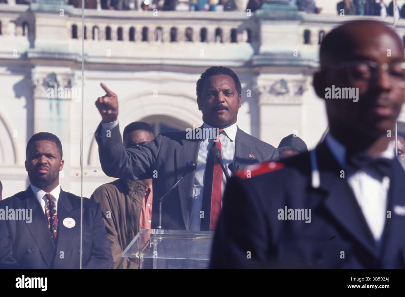 16. Oktober 1995 Washington DC: JESSE JACKSON spricht vor dem Kapitolgebäude der USA während des Millionen-Mann-Marsches. Louis Farrakhan, der Anführer (ab 1978) der Nation of Islam (NOI), einer afroamerikanischen Bewegung, die Elemente des Islam mit schwarzem Nationalismus kombinierte, organisierte und führte den Millionenmarsch in die Hauptstadt in Washington D.C. (Credit Image: © Kevin McKiernan/ZUMA Press Wire) Stockfoto