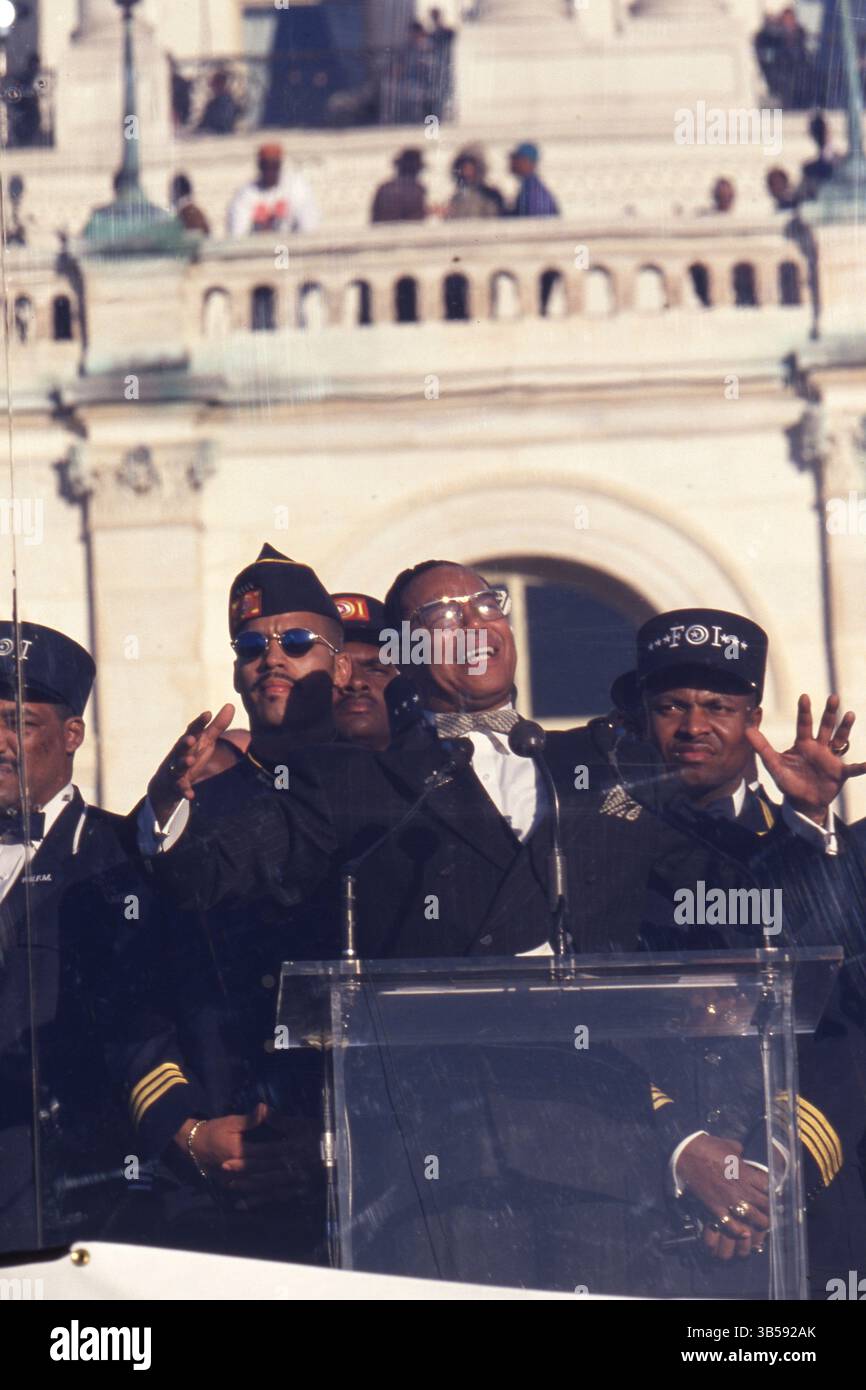 16. Oktober 1995 Washington DC: LOUIS FARRAKHAN, der während eines Millionen-Mann-Marschs im Kapitol der USA spricht, steht neben ihm mit Männern, die FOI-Hüte tragen (Fruit of Islam, der Sicherheits- und Disziplinarflügel der Nation of Islam). Louis Farrakhan, der Anführer (ab 1978) der Nation of Islam (NOI), einer afroamerikanischen Bewegung, die Elemente des Islam mit schwarzem Nationalismus kombinierte, organisierte und führte den Millionenmarsch in die Hauptstadt. (Bild: © Kevin McKiernan/ZUMA Press Wire) Stockfoto