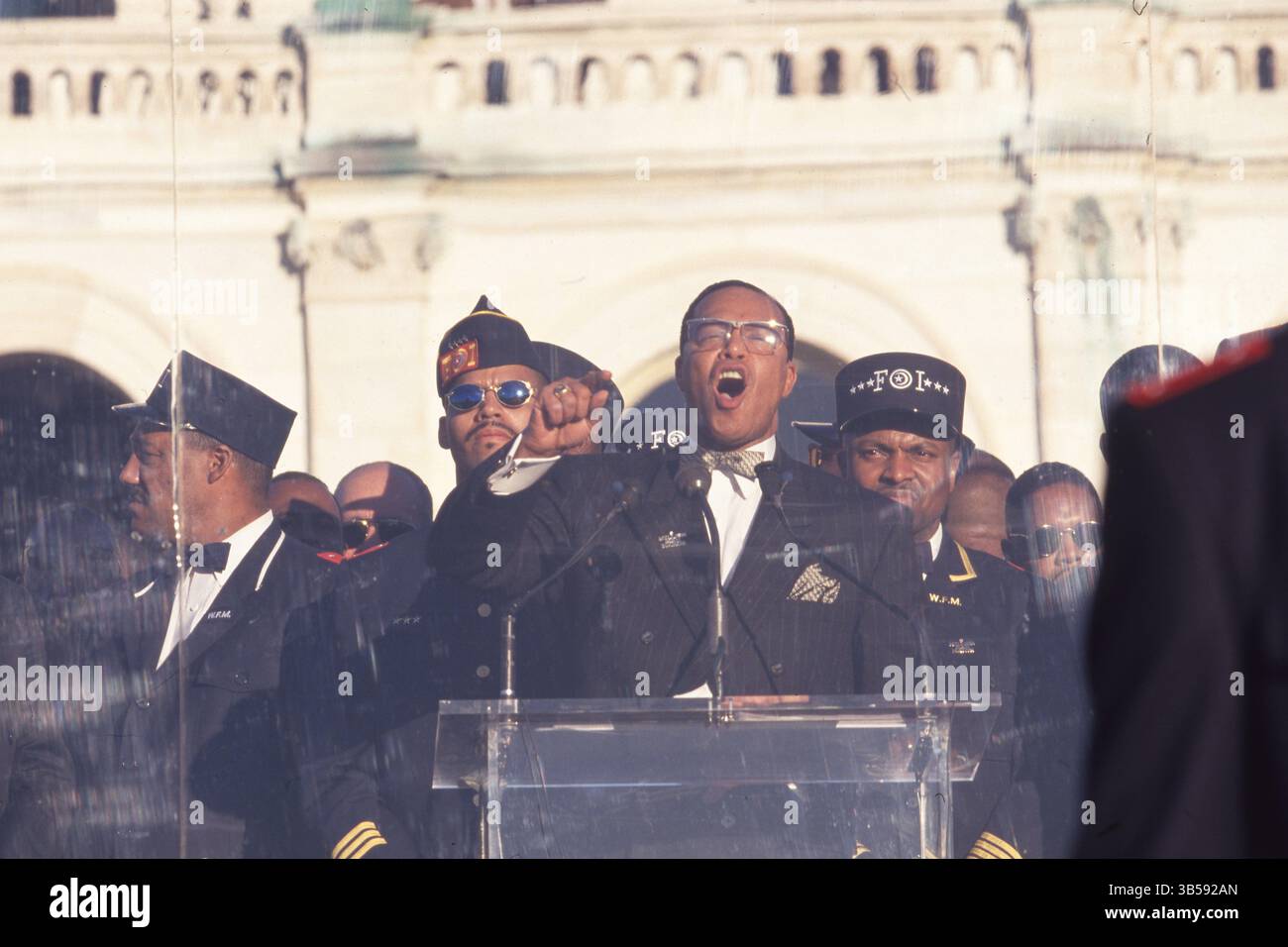 16. Oktober 1995 Washington DC: Männer vor dem Kapitolgebäude während des Millionen-Mann-Marsches. LOUIS FARRAKHAN, der Anführer (ab 1978) der Nation of Islam (NOI), einer afroamerikanischen Bewegung, die Elemente des Islam mit schwarzem Nationalismus kombinierte, organisierte und führte den Millionenmarsch in das Kapitol in Washington D.C. (Bild: © Kevin McKiernan/ZUMA Press Wire) Stockfoto