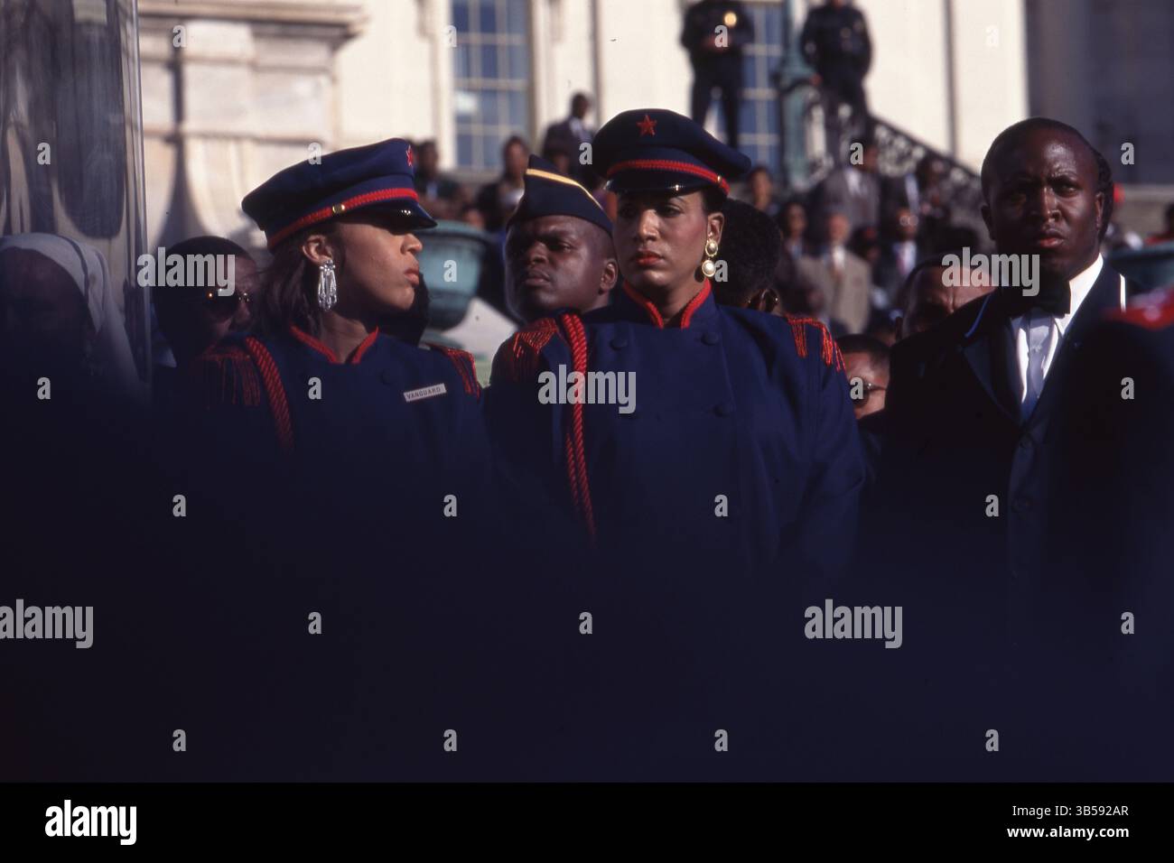 16. Oktober 1995 Washington DC: Frauen stehen vor dem Kapitolgebäude der USA während des Marsches von Millionen Mann. Louis Farrakhan, der Anführer (ab 1978) der Nation of Islam (NOI), einer afroamerikanischen Bewegung, die Elemente des Islam mit schwarzem Nationalismus kombinierte und den Millionen-Mann-Marsch in das Kapitol in Washington D.C. führte (Bild: © Kevin McKiernan/ZUMA Press Wire) Stockfoto