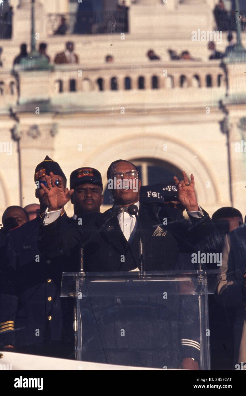 16. Oktober 1995, Washington, District of Columbia, USA: Männer außerhalb des Kapitols während des Millionen-Mann-Marsches. LOUIS FARRAKHAN, der Anführer (ab 1978) der Nation of Islam (NOI), einer afroamerikanischen Bewegung, die Elemente des Islam mit schwarzem Nationalismus kombinierte, organisierte und führte den Millionenmarsch in die Hauptstadt in Washington D.C. (Credit Image: © Kevin McKiernan/ZUMA Press Wire) Stockfoto