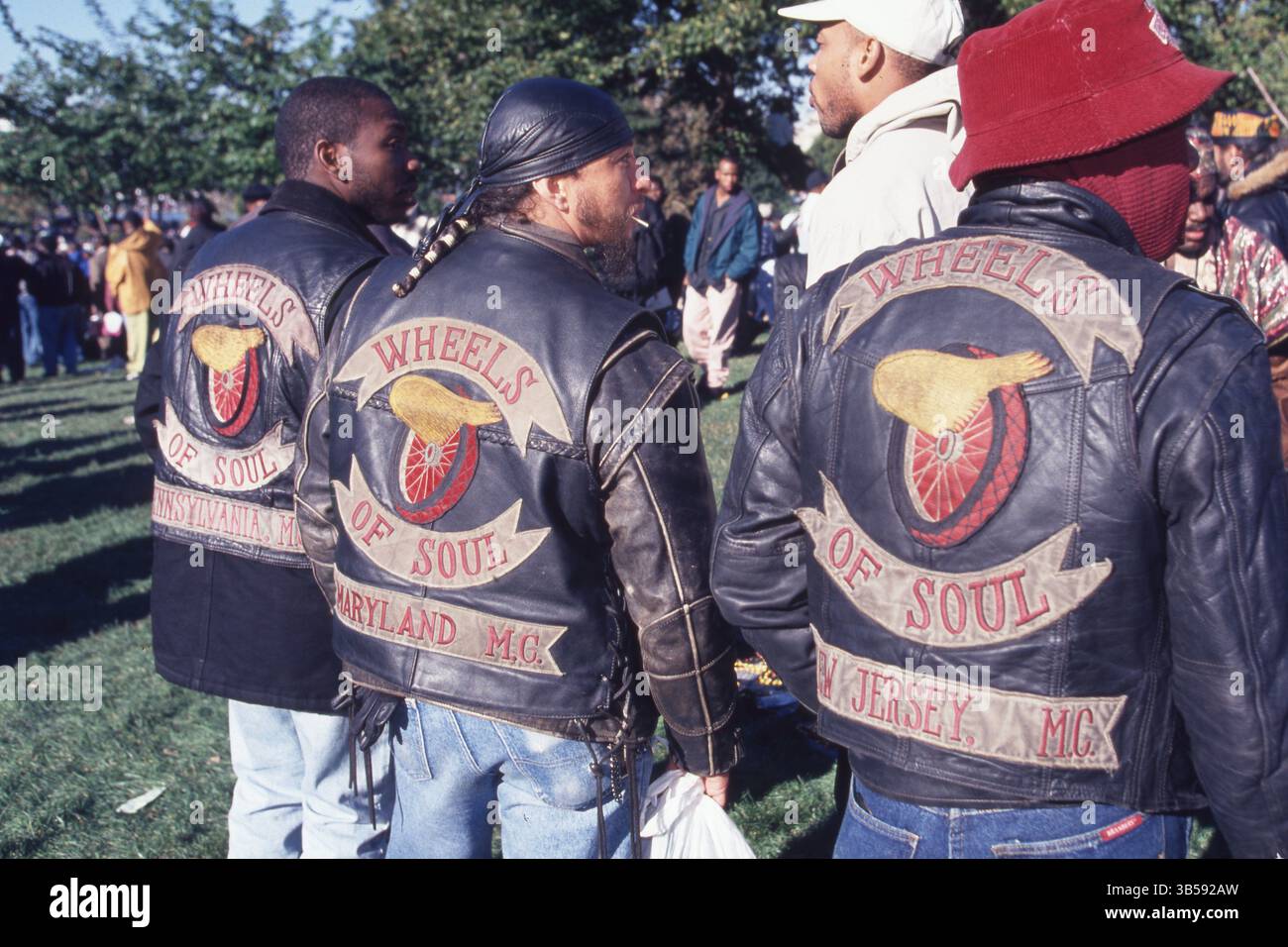 16. Oktober 1995 Washington DC: Männer tragen Wheels of Soul Jacken im US Capitol-Gebäude während des Millionen-Mann-Marsches. Louis Farrakhan, der Anführer (ab 1978) der Nation of Islam (NOI), einer afroamerikanischen Bewegung, die Elemente des Islam mit schwarzem Nationalismus kombinierte, organisierte und führte den Millionenmarsch in das Kapitol in Washington D.C. (Bild: © Kevin McKiernan/ZUMA Press Wire) Stockfoto