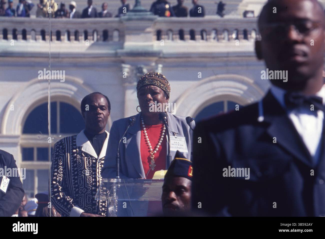 16. Oktober 1995 Washington D.C.: Frau, die vor dem Kapitolgebäude des US-Kapitols spricht, während des Millionen-Mann-Marsches. Louis Farrakhan, der Anführer (ab 1978) der Nation of Islam (NOI), einer afroamerikanischen Bewegung, die Elemente des Islam mit schwarzem Nationalismus kombinierte, organisierte und führte den Millionenmarsch in das Kapitol in Washington D.C. (Bild: © Kevin McKiernan/ZUMA Press Wire) Stockfoto