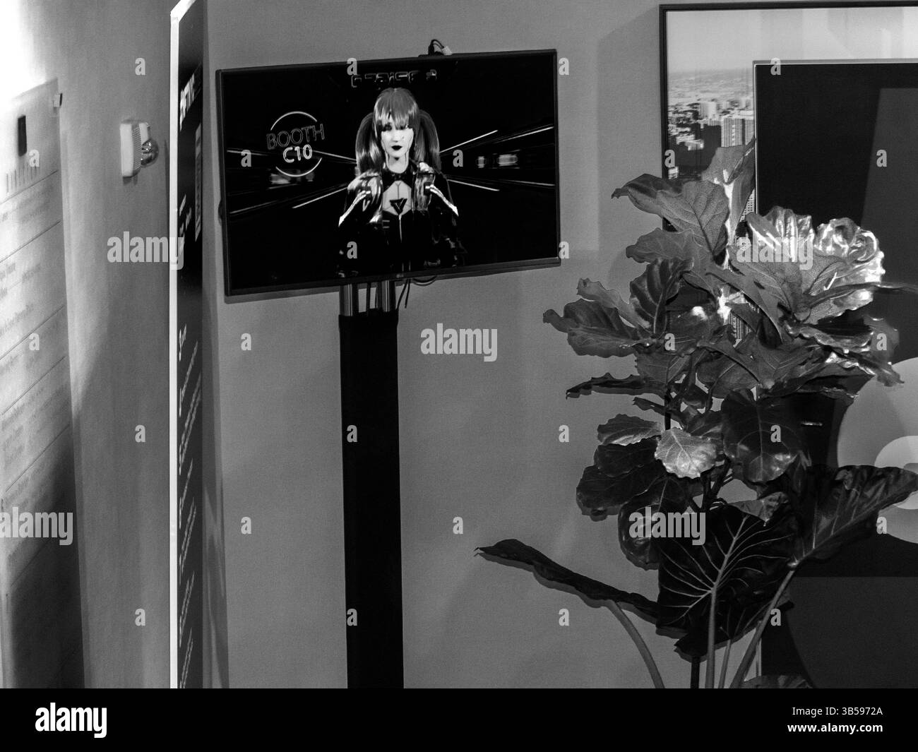 Juni 2022, New York, NY, USA: Marriott Marquis im Times Square, NYC, 22. Juni 2022. Digitale Kunst, die nicht fungibel ist, wie der langweilige Ape Yacht Club, Doodles und Azuki, Kryptowährungen sowie die Börse haben in diesem Jahr zweistellige Verluste erlitten. (Bild: © John Marshall Mantel/ZUMA Press Wire) Stockfoto