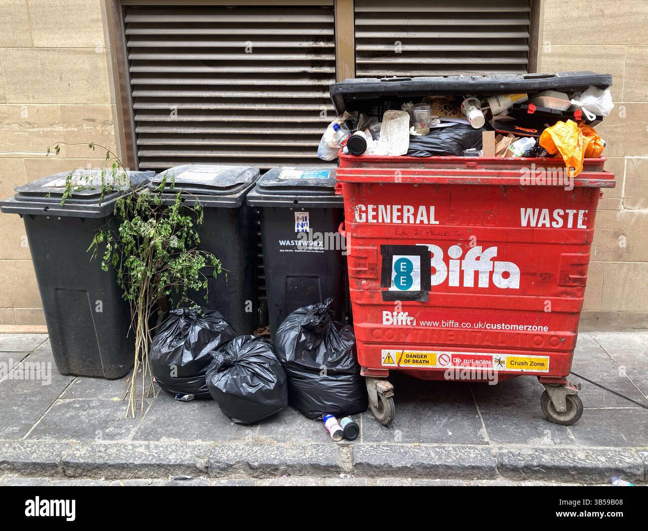 Sammelbehälter für nicht recycelbaren allgemeinen Abfall in einer Edinburgh Street, Schottland, Vereinigtes Königreich - Smartphone-aufgenommenes Stockfoto
