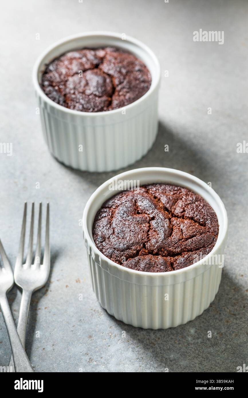 Hausgemachte Schokoladentasse Brownie Cake in einem Ramekin Stockfoto