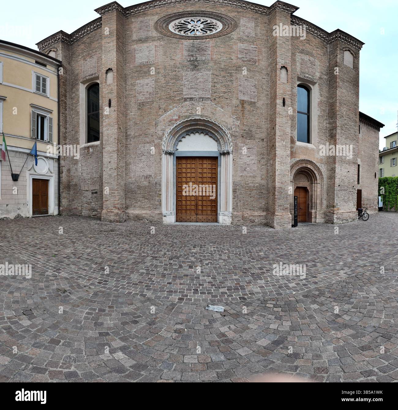 Blick auf das Äußere des Schutzgebietes San Francesco del Prato in der Stadt Parma. Parma, Emilia Romagna, Italien Stockfoto