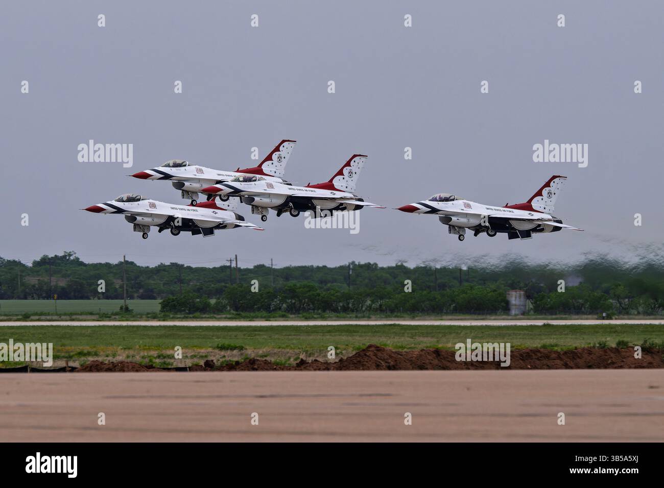 Wings Over West Texas 4-18-2025 Dyess AFB, TX USA USAF Demstrationsteam The Thunderbirds tritt auf der Wings Over West Texas Air Show in Dyess A auf Stockfoto