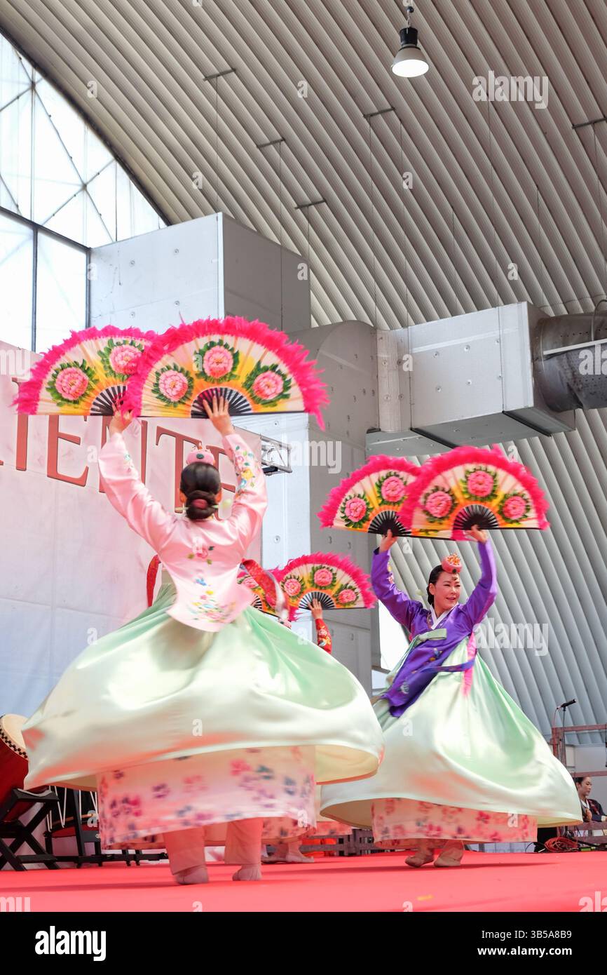 Mailand, Italien. Mai 2025. Koreanische Tänzer in farbenfrohem Hanbok führen während des Festivals dell'Oriente, der asiatischen Traditionen, einen lebendigen Fantanz auf Stockfoto