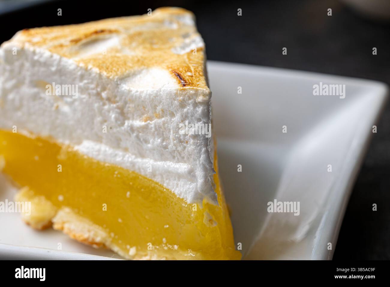 Nahaufnahme eines Stücks köstlicher Zitronenmeringue-Kuchen Stockfoto