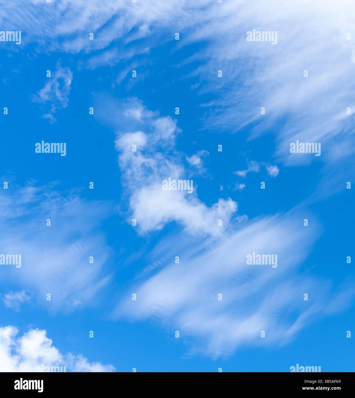 Niedriger Winkel und voller Rahmen des wunderschönen blauen Himmels mit seltsamer Form dünner weißer Wolken am Morgen oder Nachmittag an sonnigen Tagen Stockfoto