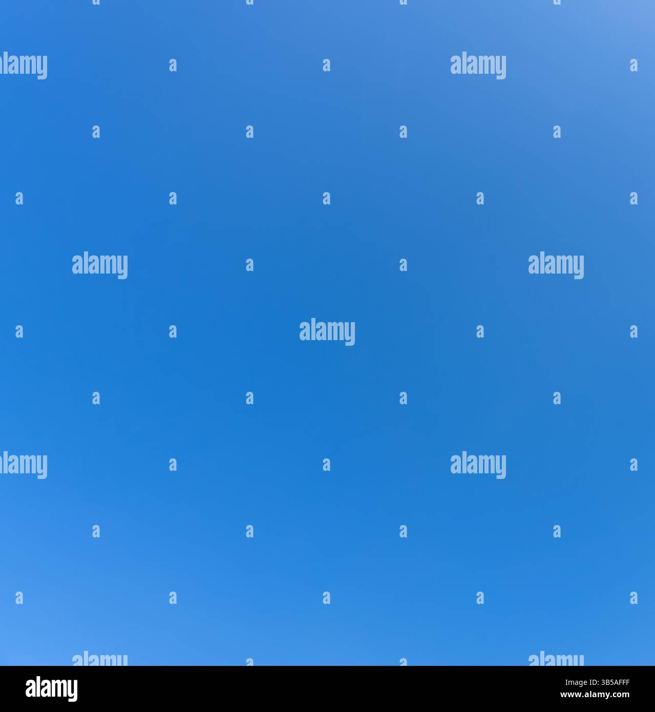 Wunderschöner hellblauer Himmel ohne Wolken am Morgen oder Nachmittag an sonnigen Tagen wird als natürliche Hintergrundstruktur in dekorativen Kunstwerken verwendet. Stockfoto