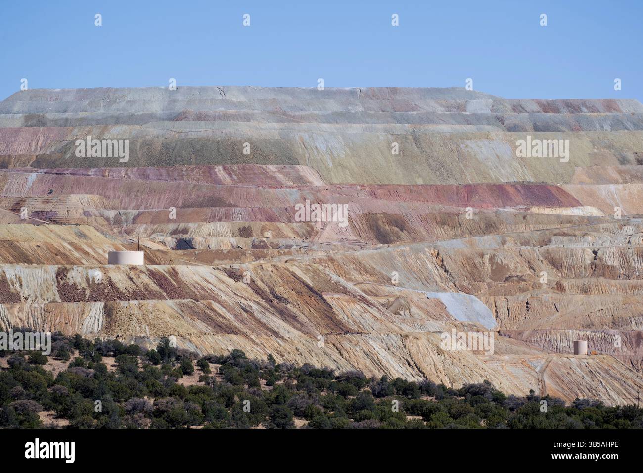 Minenübergänge in der Kupfermine Santa Rita Open Pit in Hannover, New Mexico. Die Chino-Mine ist eine Porphyrmine im Tagebau. Es ist eines der größten Stockfoto