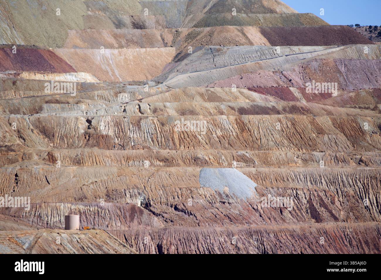 Minenübergänge in der Kupfermine Santa Rita Open Pit in Hannover, New Mexico. Die Chino-Mine ist eine Porphyrmine im Tagebau. Es ist eines der größten Stockfoto