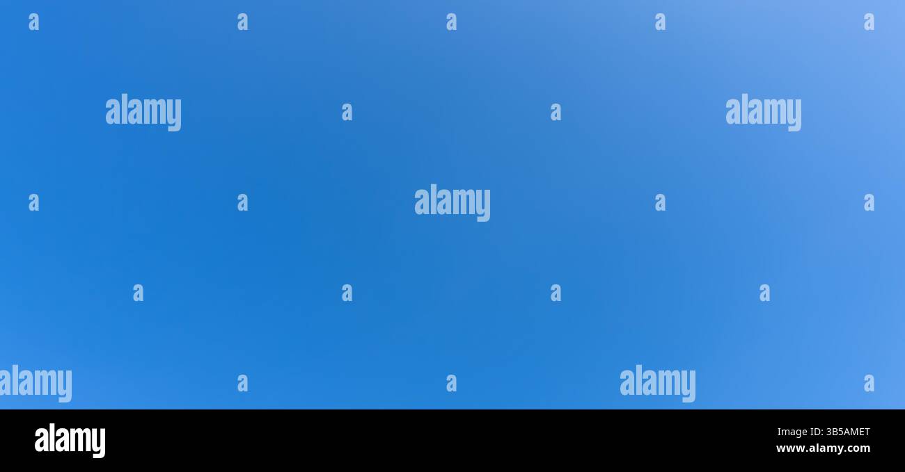 Wunderschöner hellblauer Himmel ohne Wolken am Morgen oder Nachmittag an sonnigen Tagen wird als natürliche Hintergrundstruktur in dekorativen Kunstwerken verwendet. Stockfoto