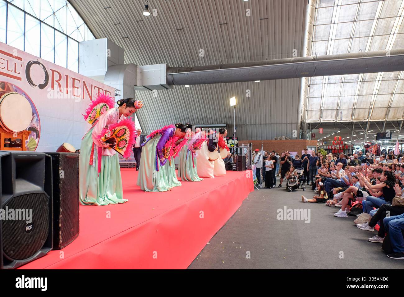 Mailand, Italien. Mai 2025. Koreanische Tänzer verneigen sich am Ende ihrer Fantanz-Performance während des Festivals dell'Oriente im Novegro Exhibition Park. Stockfoto