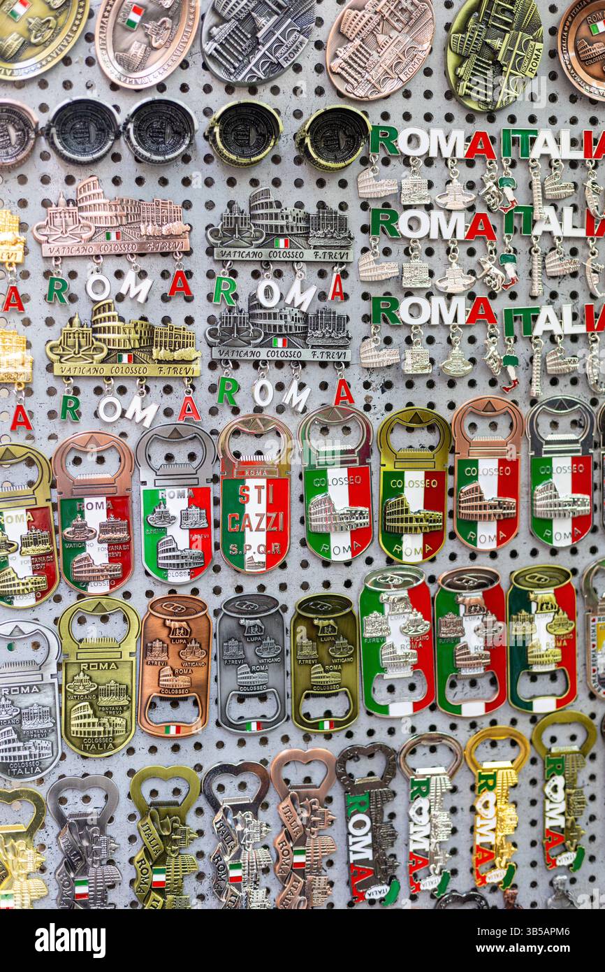 Rom, Italien - 23. April 2025: Ein lebhaftes Sortiment an Flaschenöffnern zeigt verschiedene Designs, die ikonische Wahrzeichen Roms und italienische Kultur repräsentieren Stockfoto
