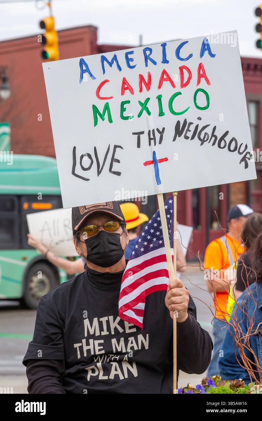 Detroit, Usa. Mai 2025. Detroit, Michigan - die Arbeiterorganisationen protestieren mit einem marsch und einer Kundgebung am Mai, dem traditionellen Internationalen Arbeitertag, gegen den „Krieg gegen die arbeitenden Menschen“ von Präsident Trump. Quelle: Jim West/Alamy Live News Stockfoto