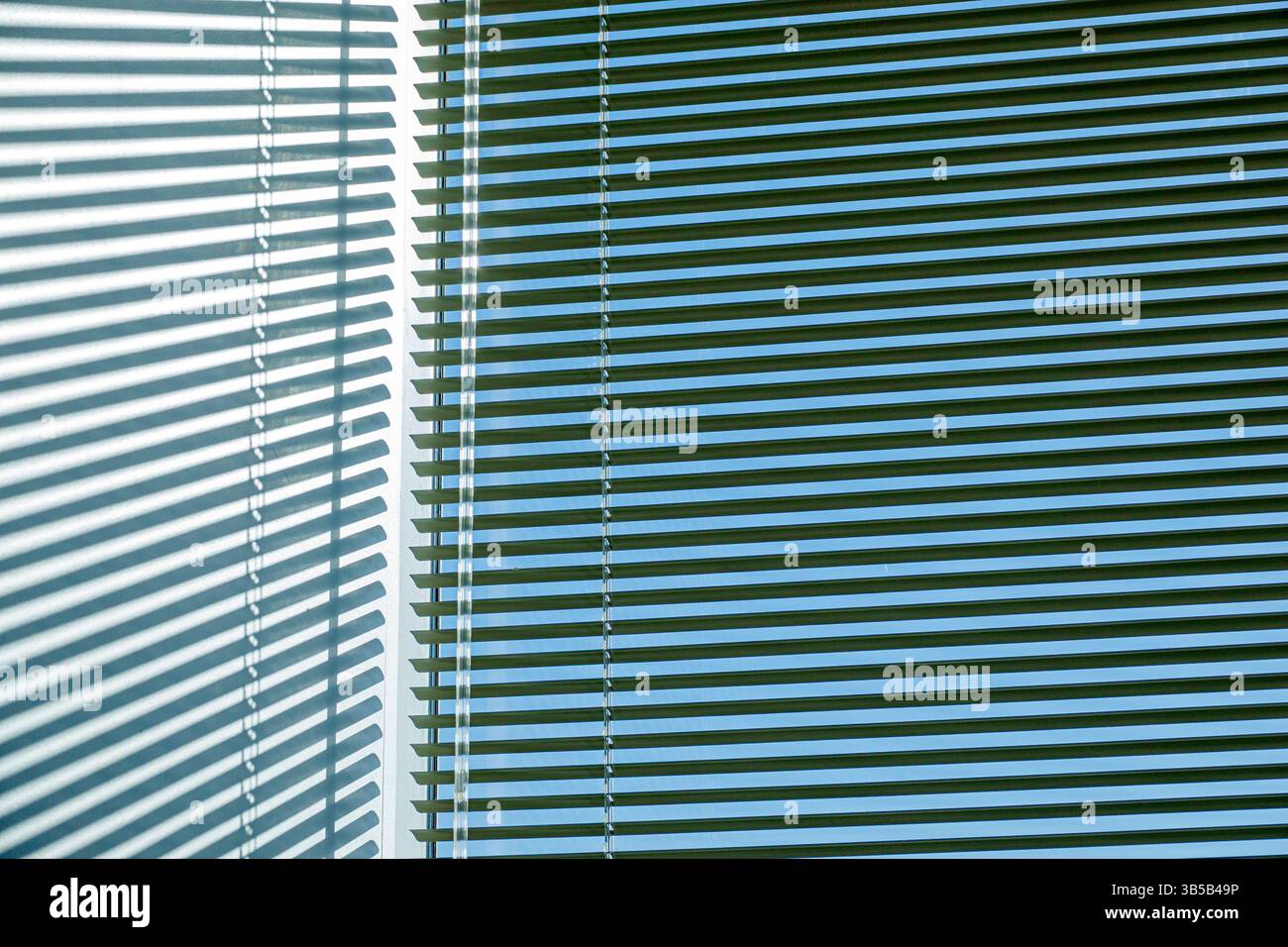Miami Beach Florida, Fensterjalousien, Innenwand, abstraktes Lichtmuster, Schattendesign, Streifengeometrie, Linienmuster, Fensterdetail innen, Sonnenlicht durch Stockfoto