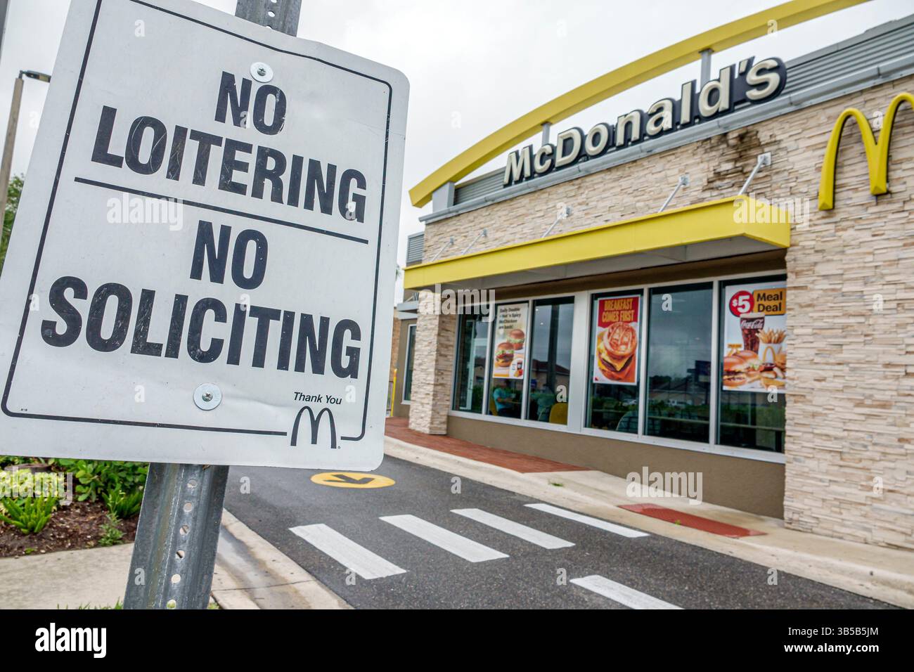 Okeechobee Florida, Highway 441, McDonald's Fast Food Hamburger Restaurant, Außenfassade des Storefront Gebäude, McDonald's Logo Schilder, Yellow Go Stockfoto