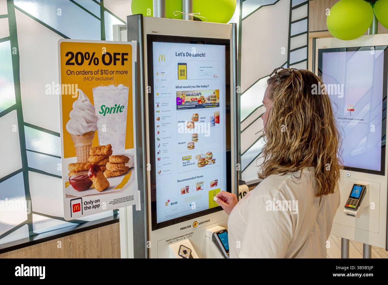 Okeechobee Florida, Highway 441, McDonald's Fast Food Hamburger Restaurant, Inneneinrichtung, Selbstbedienungskiosk, Touchscreen-Menü, 20 % Rabatt Stockfoto