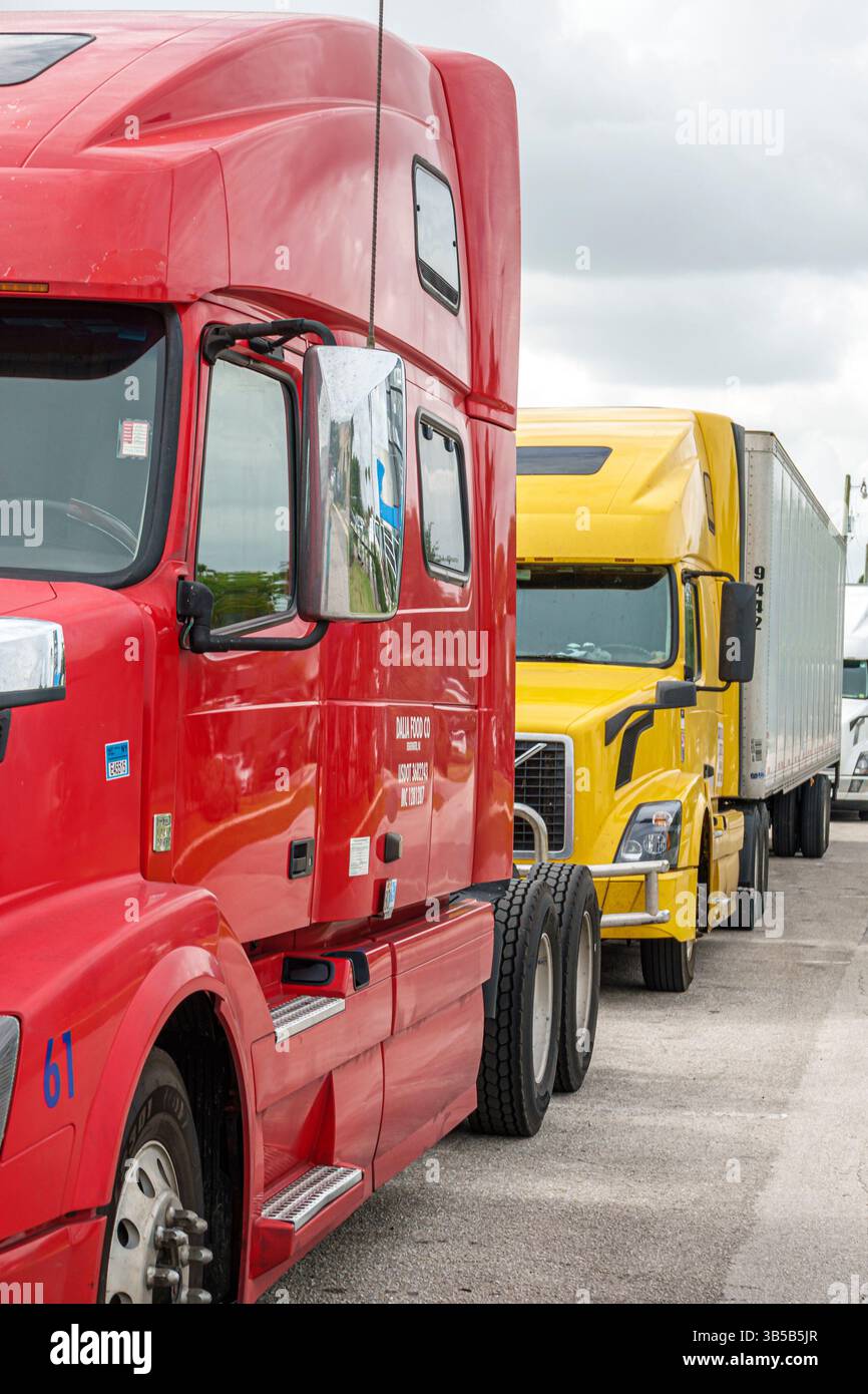 Hollywood Florida, Traktoranhänger, Sattelzugwagen, Frachtschlepper, rote gelbe weiße große Rigs, Volvo Truck, kommerzielle Transportmittel, Logistikfahrzeuge, Feinkostgeschäft Stockfoto