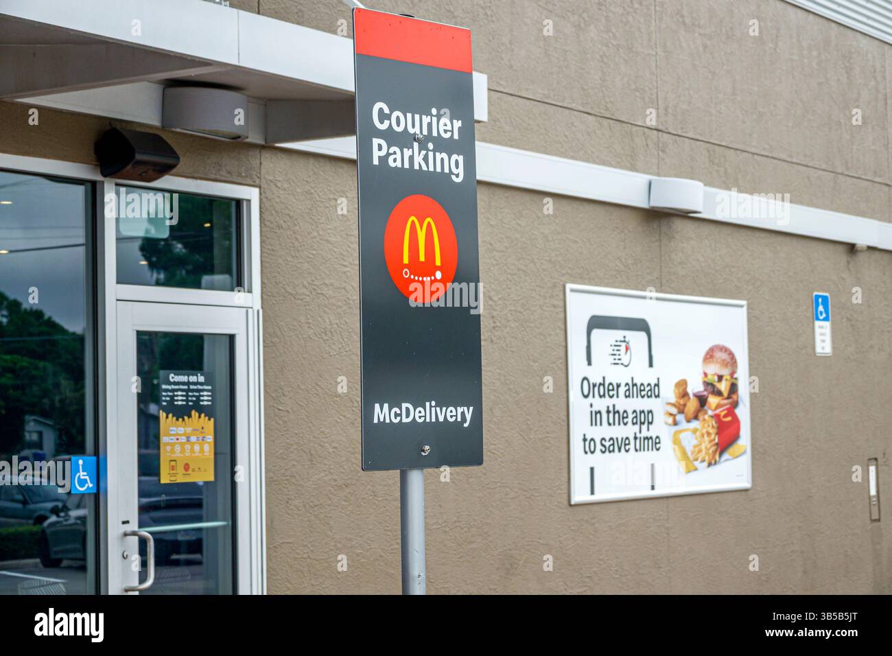 Okeechobee Florida, Highway 441, McDonald's Fast Food Hamburger Restaurant, Außenansicht, Courier Parkschild, McDelivery Service, Abholzone für Bestellungen, ha Stockfoto