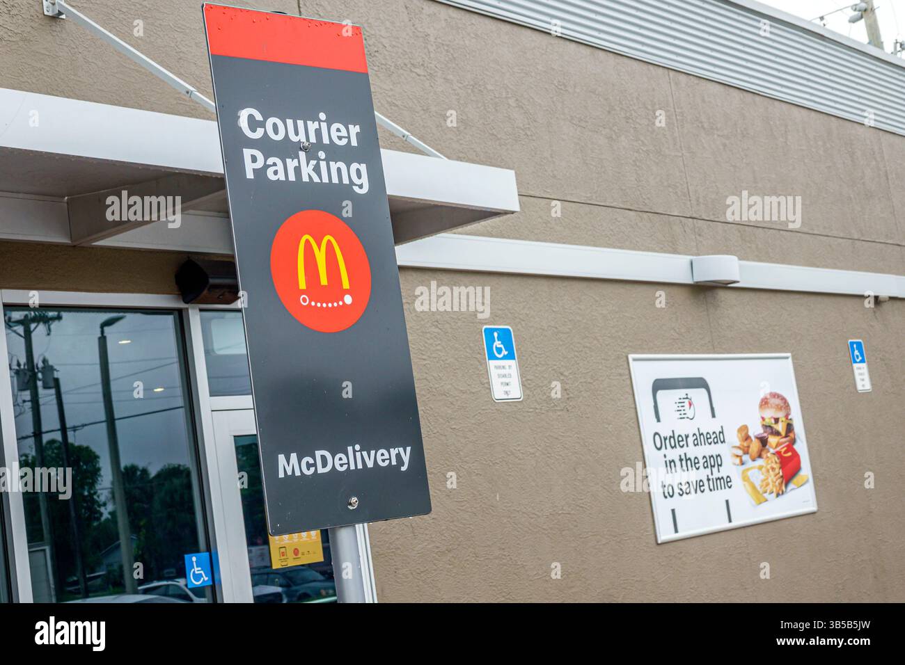 Okeechobee Florida, Highway 441, McDonald's Fast Food Hamburger Restaurant, Außenansicht, Courier Parkschild, McDelivery Service, Abholzone für Bestellungen, ha Stockfoto