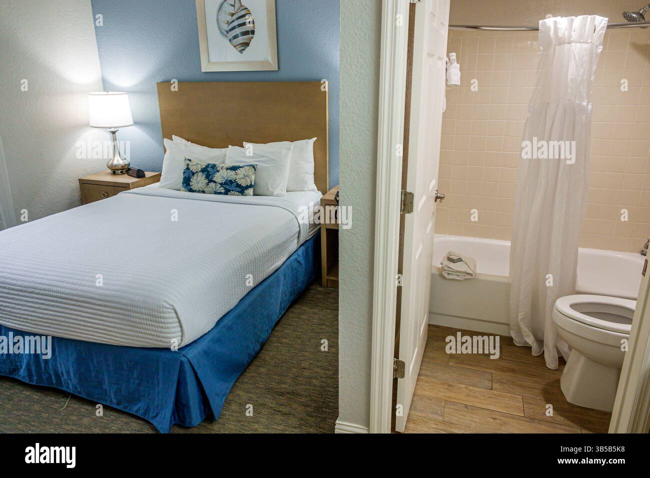 Orlando Florida, Lake Buena Vista, Blue Tree Resort at Lake Buena Vista, Gäste-Suite mit zwei Schlafzimmern im Condo-Stil, Inneneinrichtung, Schlafzimmer und Badezimmer, Queen s Stockfoto