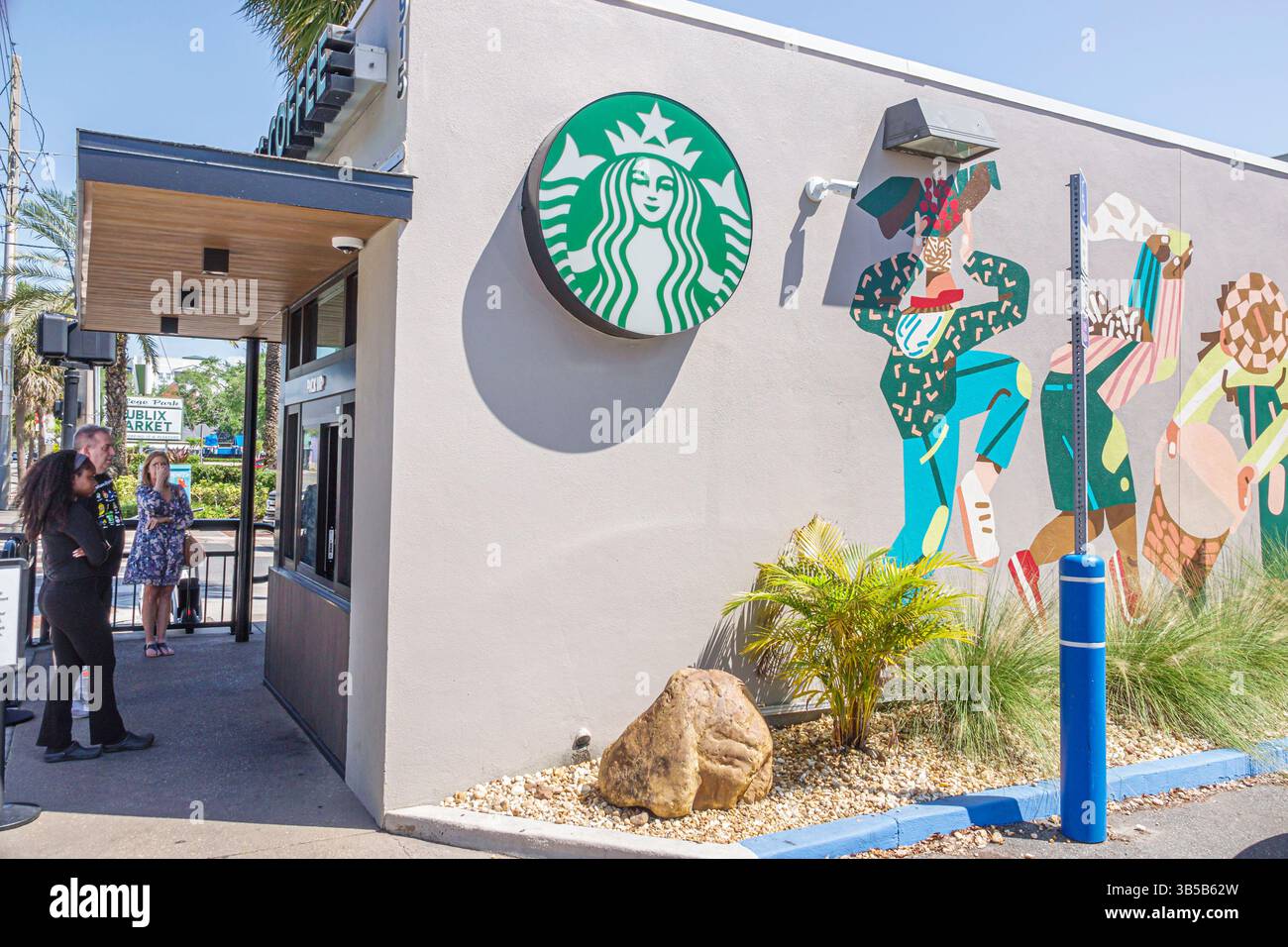 Orlando Florida, College Park Viertel, Edgewater Drive, Starbucks Kaffee, Außeneingang, Schilder am Storefront, Wandgemälde, Leute stehen Stockfoto
