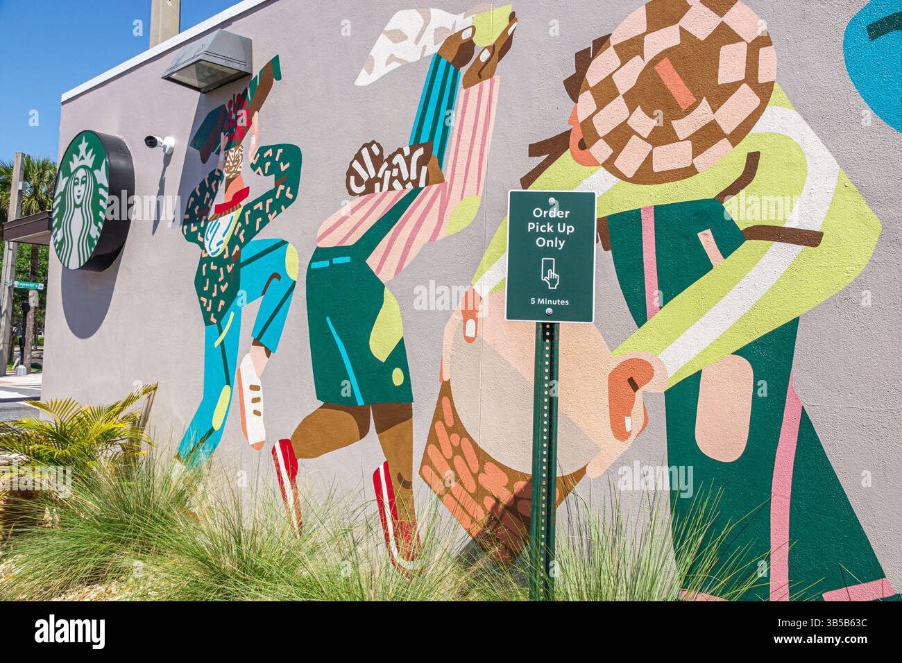 Orlando Florida, College Park Viertel, Edgewater Drive, Starbucks Kaffee, Außenfassade, Wandgemälde, moderne abstrakte Kunstwerke, vielfältige Menschen Stockfoto