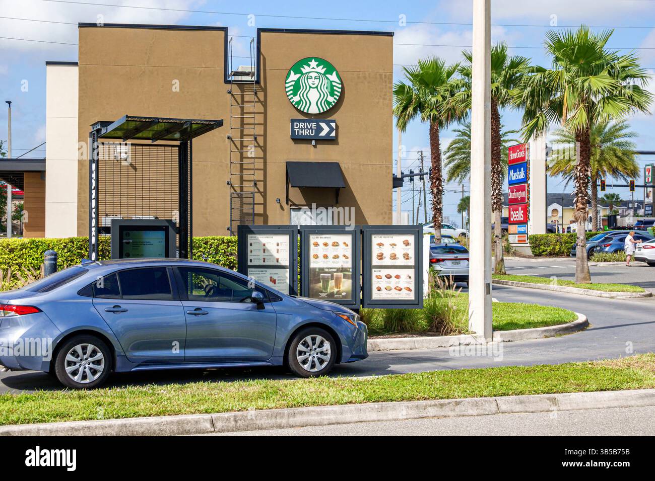 Davenport Florida, Starbucks Coffee, Außeneinfahrt, Auto auf der Bestellspur, Drive-through-Menütafeln, Logo-Schild, Bestellbildschirm mit cano Stockfoto